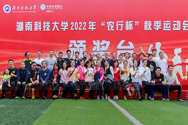 02432843bd1841b6abeb39db75327461.jpg 教師合影.jpg